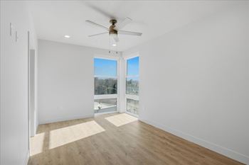 Room with windows and ceiling fan2